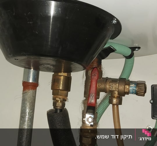 חיבורים וצינורות של דוד שמש עם ברזים